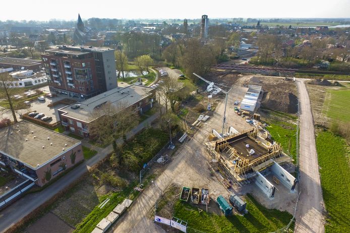 De tunnelbak in aanbouw (rechtsonder) bij Averbergen in Olst een maand geleden. De bak moet volgende week ongeveer 100 meter verplaatst worden naar zijn definitieve plek onder de spoorlijn Zwolle - Deventer.
