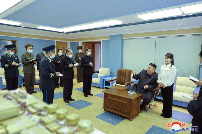 Kim Jong-un en zijn dochter bij de National Aerospace Development Administration in Noord-Korea in april 2023.