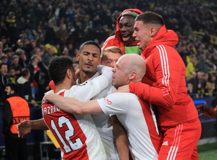 Sebastién Haller viert zijn goals altijd met zijn ploeggenoten.