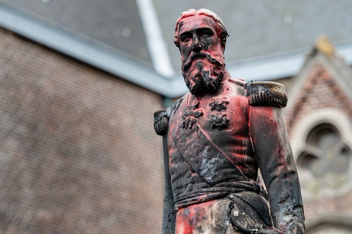 Het standbeeld van koning Leopold II in Ekeren werd deze week besmeurd met verf in in brand gestoken.