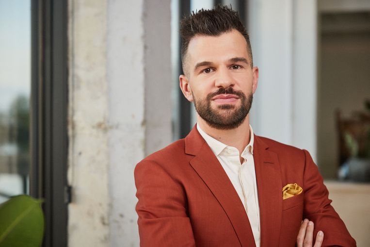 Stijn Baert: 'Mijn sociale energie is nogal beperkt. Na een vergadering voel ik me helemaal leeglopen. En smalltalk vind ik moeilijk, omdat er zo weinig structuur in zit.' Beeld VTM