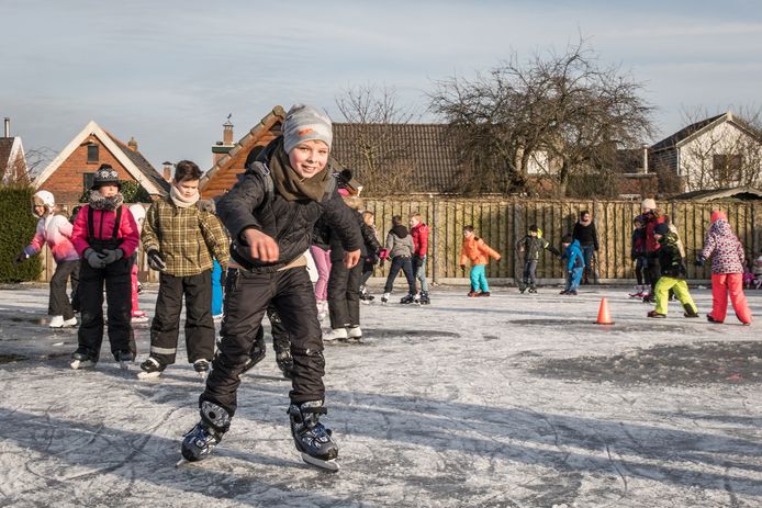 Archieffoto van ijspret in 2018. Door de centrale ligging, komen veel kinderen zelfstandig naar de ijsbaan in Krabbendijke. Als de sportvelden en de ijsbaan worden verplaatst naar de rand van het dorp, komt daar verandering in, vrezen de clubs.