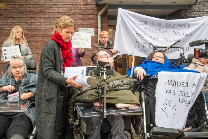 Regiomanager Annemarie Minkes van Reinaerde neemt de petitie van de bewoners aan de Selma Lagerlöfweg in ontvangst.