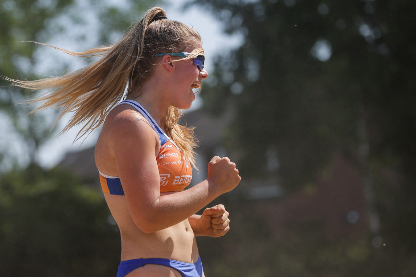 Jill (15) is examenleerling én jongste prof in het beachvolleybal