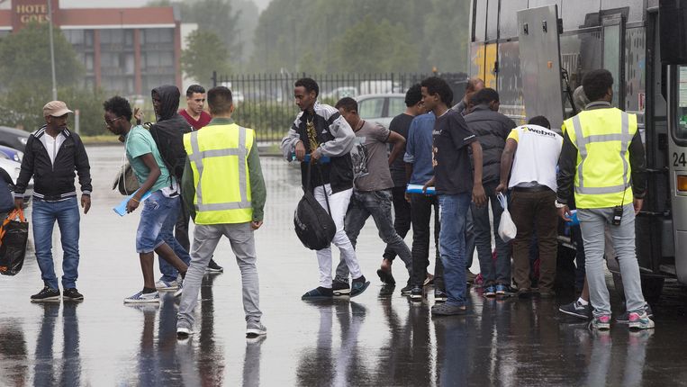 Een groep asielzoekers komt in juli met een bus aan bij de Zeelandhallen. De hallen zijn in gereedheid gebracht voor de opvang van vluchtelingen door van het Centraal Orgaan opvang asielzoekers (COA). Beeld anp