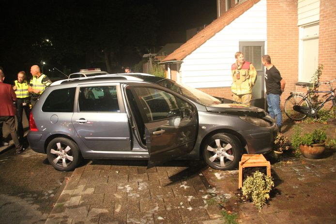 Een auto aan de Tichelmeesterlaan in Zwolle liep maandag schade op bij een brand.