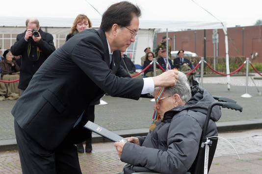Korea-veteraan Tonny de Lange (91), die de Slag bij Hoengsong overleefde, ontvangt een herinneringsmedaille en oorkonde voor krijgt van de Zuid-Koreaanse ambassadeur in Nederland Yun Young Lee.