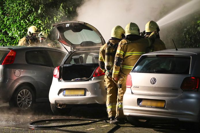 Op exact dezelfde plek in Berghem als in augustus brandden twee auto's uit.