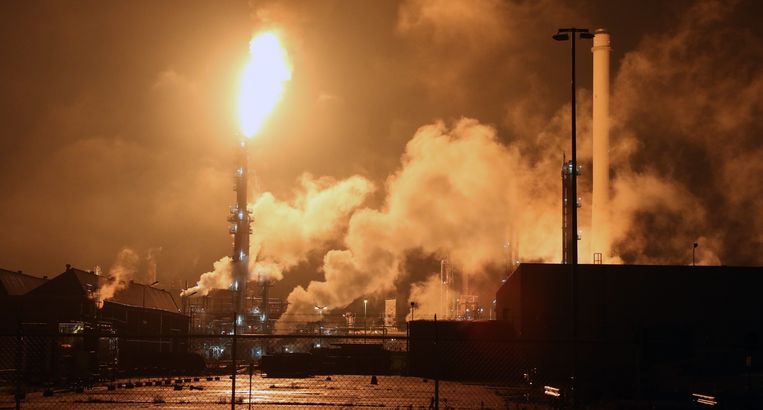 Bij de Shell-raffinaderij aan de Vondelingenplaat in Rotterdam worden gassen afgefakkeld nadat door een incident in een spanningsstation de elektriciteit werd uitgeschakeld.  Beeld ANP