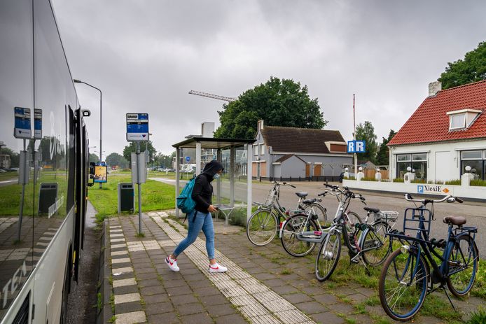 De halte van buslijn 90 aan de Rijksweg in Nuland.