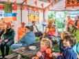 Buurtbewoners Tuindorp kijken gezamelijk het EK duel tussen Nederland en Noord-Macedonië in een buurttent.