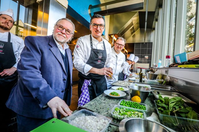 Geert Van Hecke komt zelf eens kijken hoe de studenten in de keuken van 'zijn' Karmeliet het ervan af brengen.