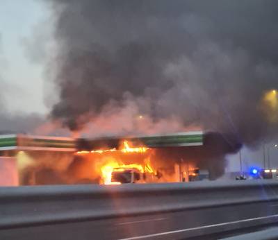 Vrachtwagen vliegt in brand bij tankstation langs de A59