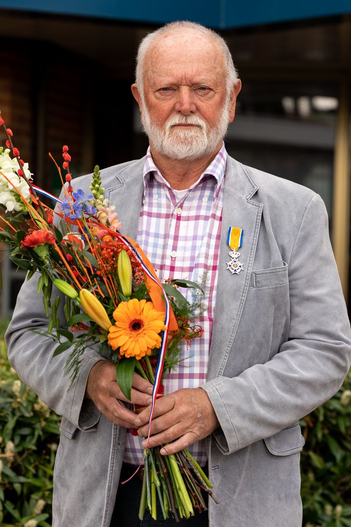 Hein Neijenhuis (71, Hasselt) met lintje en bloemen.