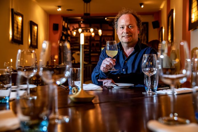Alain Legel  van Portugees restaurant Chez Antoinette proost op een culinaire belevenis met een glas vinho verde.