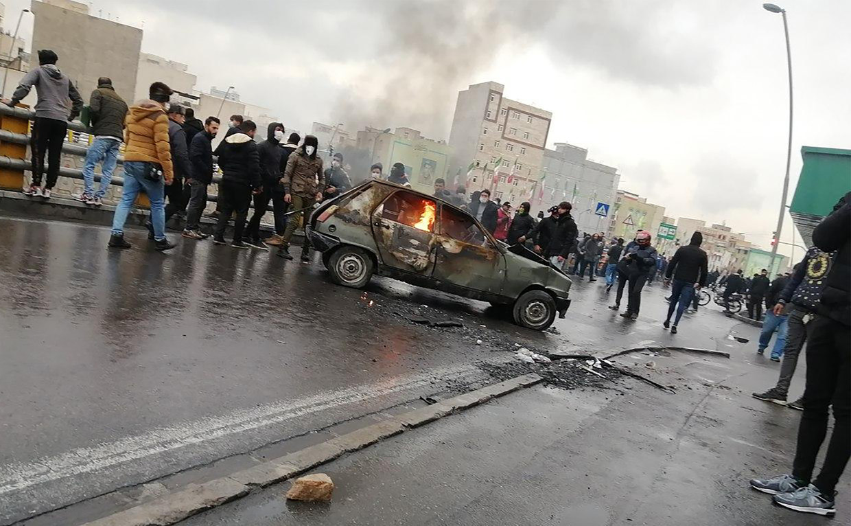 Iraanse demonstranten protesteren in Teheran tegen verhoging van benzineprijzen. 16/11/2019. Beeld AFP