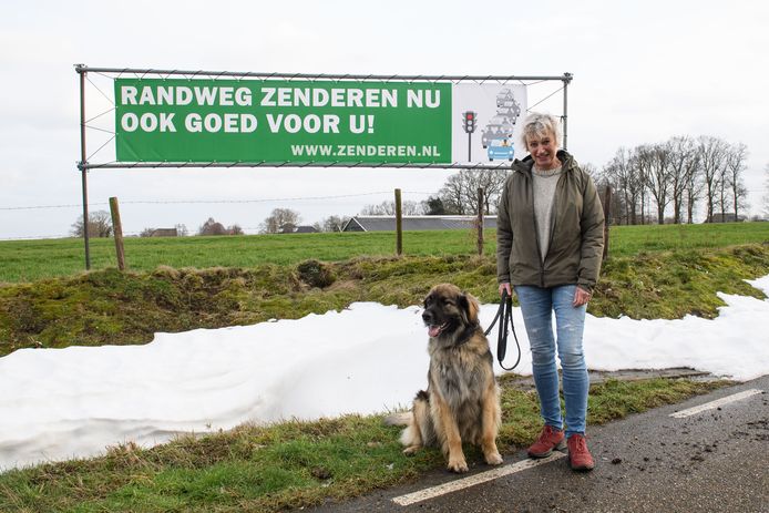 Sandra Ottolander van werkgroep Zenderen filevrij bij groot spandoek in de wei.