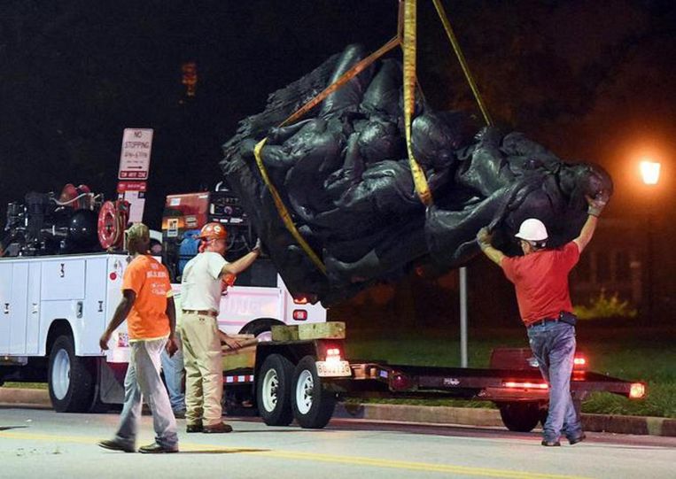 Een Confederate-monument in Baltimore wordt dinsdagnacht weggehaald. Beeld AP