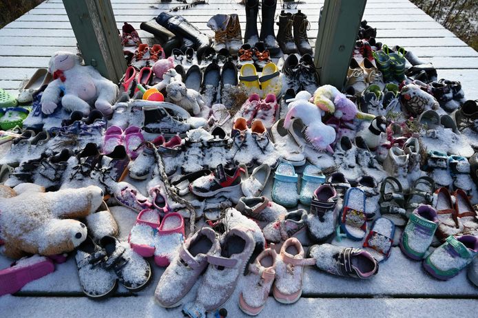 Kinderschoenen bij een plek die is ingericht ter herdenking aan slachtoffers die vielen binnen de muren van inheemse internaten in Canada.