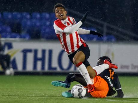 Jong PSV wint nipt van FC Volendam: Koopmans sterk terug