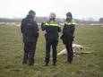 Schapenhouder Serge van der Zweep in gesprek met medewerkers van de politie.