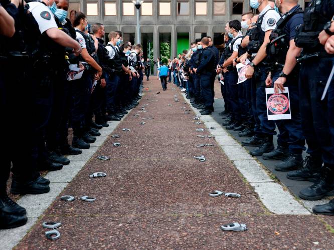 Franse politieagenten gooien hun handboeien op de grond uit protest tegen minister van Binnenlandse Zaken