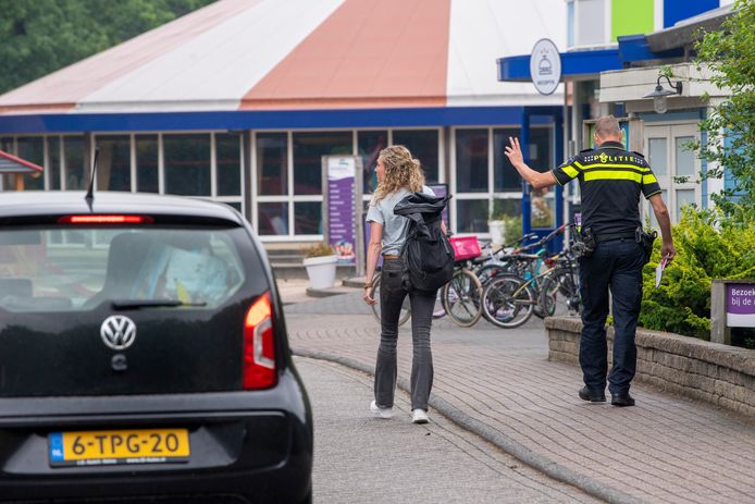 Politie arriveert dinsdag bij de entree van de camping. Op woensdagmiddag wordt er dan een signalement verspreid van een mogelijke betrokkene.