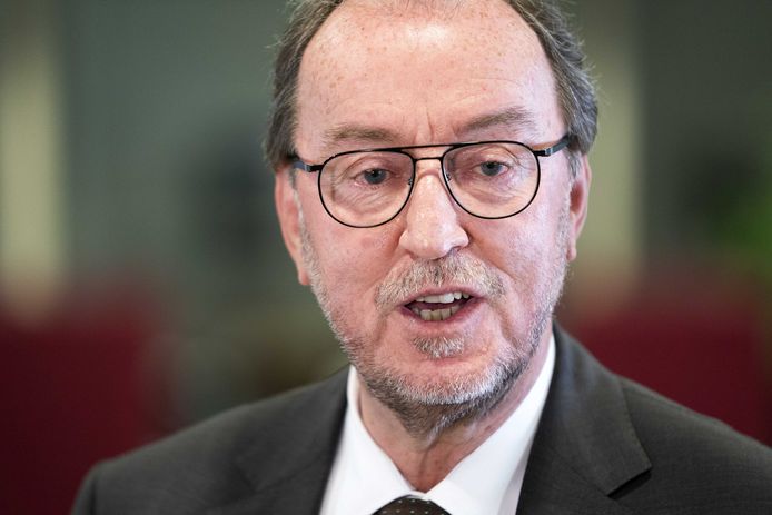 Jan Lonink, voorzitter van de Veiligheidsregio Zeeland, deze week bij het provinciehuis in Utrecht voor overleg over de coronamaatregelen.