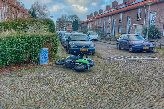 Een omgevallen deelscooter in het Soesterkwartier.
