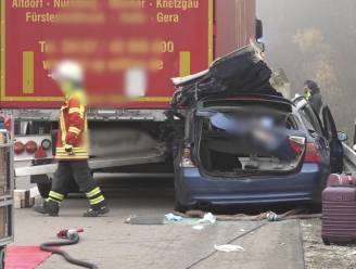 Belgen crashen in dichte mist tegen vrachtwagen op Duitse snelweg: twee doden, één zwaargewonde