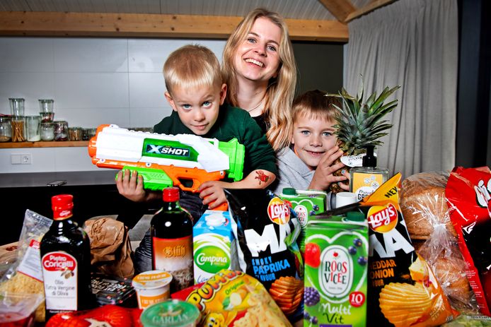 Suzanne Bakker-Verver met haar kinderen en hun boodschappen.