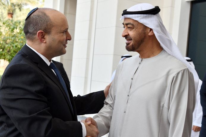 Kroonprins Mohammed bin Zayed en Israëlische premier Naftali Bennett schudden de hand.