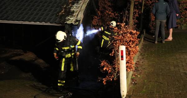 Buurt schiet te hulp bij brand in carport in Dussen