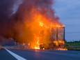 Een vrachtwagen staat in brand op de A27 bij Raamsdonksveer.