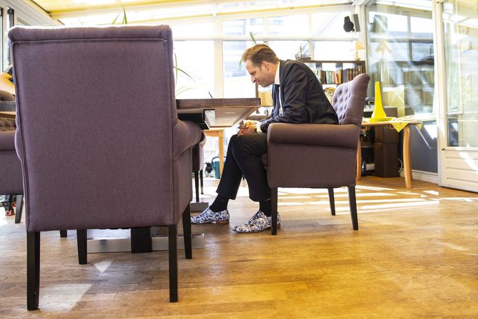 Minister De Jonge (Volksgezondheid) tijdens een bezoek aan een verpleeghuis met verruimde bezoekregeling.