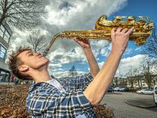 Joanan (14) uit Lierderholthuis mag spelen in Zwolse bigband: ‘Candy Dulfer vertelt verhaal met haar sax’