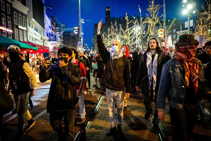 Demonstranten op het Rembrandtplein. De laatste pro-Palestina-activisten zijn weggehaald van het Binnengasthuisterrein van de Universiteit van Amsterdam.