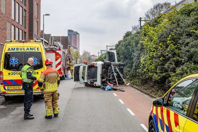 Auto belandt op zijkant in Tilburg.