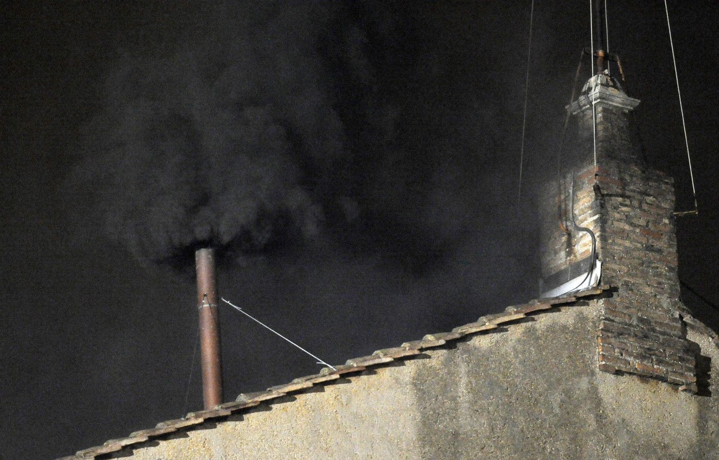 Weer zwarte rook in Rome | Foto | AD.nl