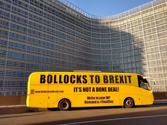 “Klotebrexit”: tegenstanders brengen duidelijke boodschap over met knalgele bus in Brussel