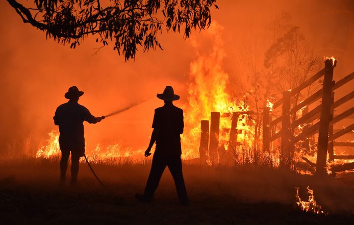 Inwoners bestrijden het vuur in New South Wales.
