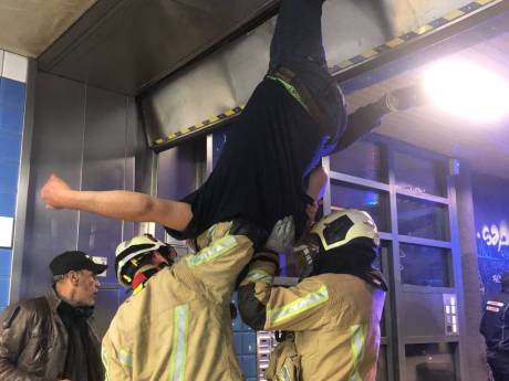 Ivre, il se retrouve suspendu à l’entrée de la station de métro Parvis de Saint-Gilles