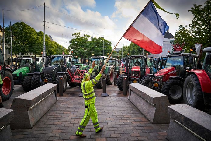 Boeren bij het Binnenhof. De boerenprotestgroep Farmer Defence Force demonstreert tegen een voermaatregel van minister Carola Schouten (Landbouw), waar in de Tweede Kamer over gedebatteerd wordt.  (02/07/2020)