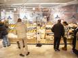 Klanten in de bakkerij van DekaMarkt.