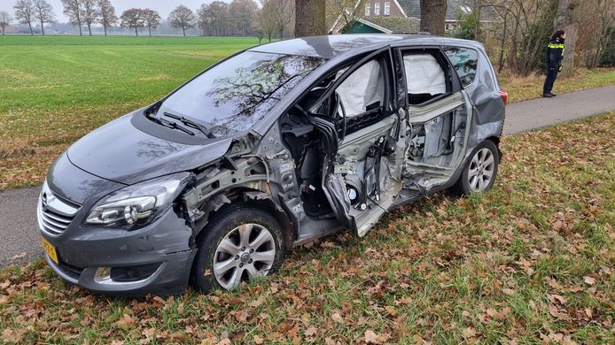 Een bestuurder van een auto is gewond geraakt bij een ongeluk op de kruising van de Varsseveldsestraatweg en de Pasdijk in Aalten.