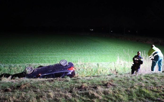 De bestuurder is aangehouden en naar het ziekenhuis gebracht.