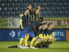 Cambuur-spelers brengen steunbetuiging aan coach Henk de Jong: ‘In Henk we trust’