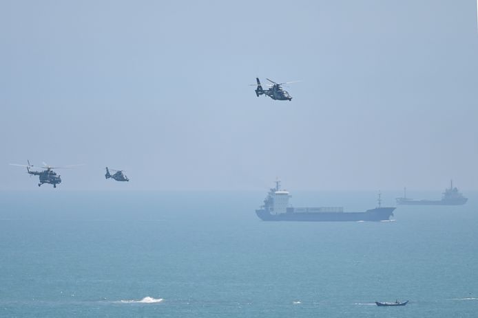 Китайски военни хеликоптери преминаха през островите Пингтан, част от Китай близо до днешен Тайван.