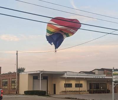 Luchtballon stort neer en wordt aangereden door trein: drie inzittenden in levensgevaar