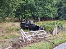 Auto slaat over de kop op Eperweg in Nunspeet: bestuurder vlucht van plek ongeval